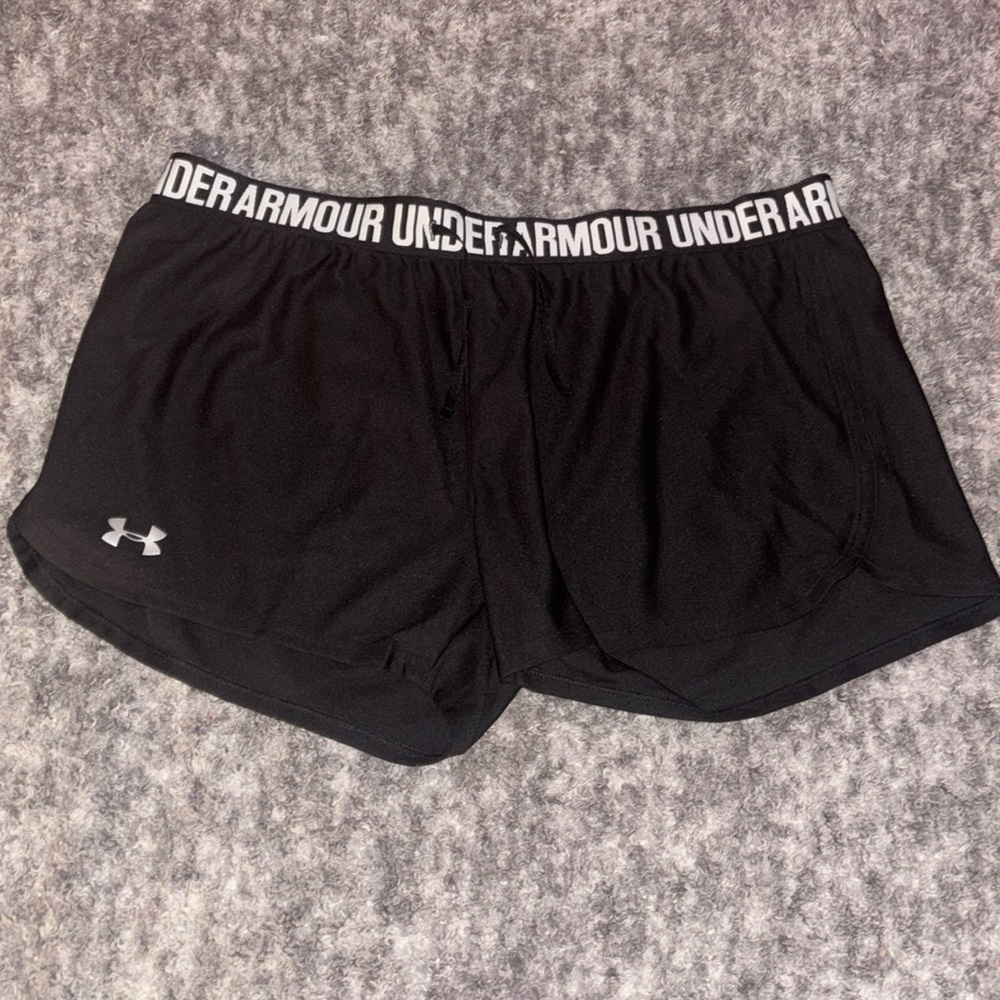 Black athletic Under Armour shorts size large